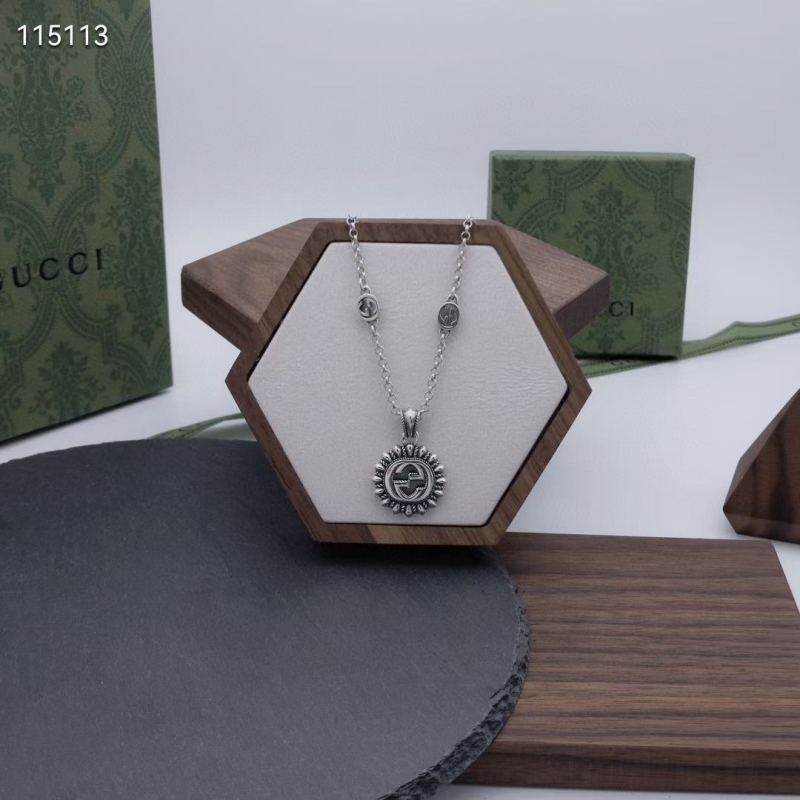 G*u*i necklaces